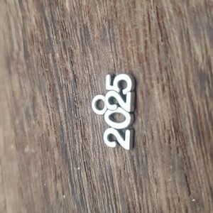 Silver tone 2025 charm pendant‎
